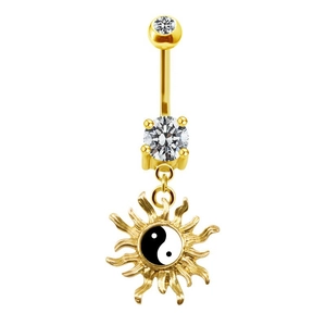 Vue détaillée d'un piercing de nombril doré avec cristal et pendentif soleil Yin Yang