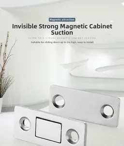 Vue macro du loquet magnétique argenté ultra-mince pour porte de placard et tiroir coulissant