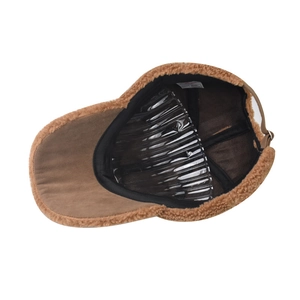 Dettaglio interno del cappello in lana d'agnello marrone con fodera e supporto per la forma