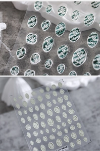 Macrodetail van 3D-reliëf nagelstickers met getextureerde roos bloemmotieven