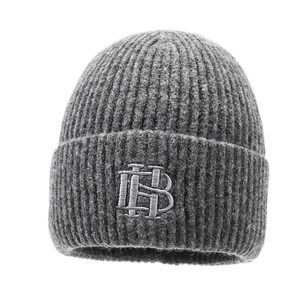 Bonnet en maille côtelée grise pour homme avec broderie de lettres pour l'hiver