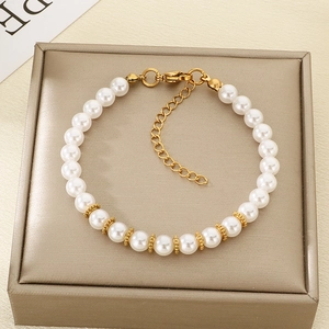 Bracelet élégant en perles de verre vintage avec fermoir doré sur une boîte à bijoux