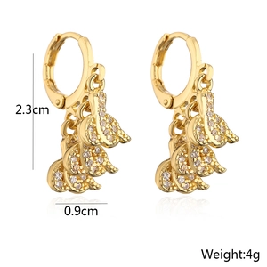 Detalle de pendientes de serpiente en oro 18K con circonitas, altura 2,3cm y peso 4g