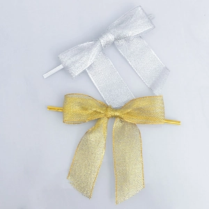 Détail de nœuds pailletés or et argent avec attaches pour décorations de cadeaux