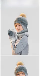 Détail de l'ensemble bonnet dégradé pour enfants avec pompon et écusson de montagne