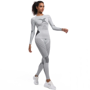 Détail d'un ensemble de sport gris sans couture montrant les lignes de compression