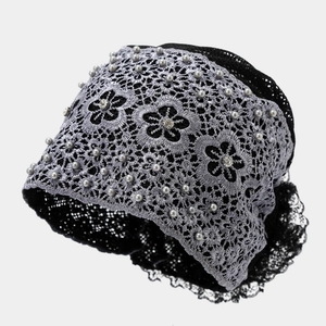 Detail der grauen Spitzen-Turbanmütze mit 3D-Blumen, Perlen und Strassstein-Akzenten