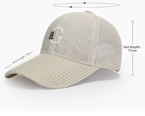 Détail d'une casquette de baseball en mesh avec profondeur 11cm et visière pare-soleil 10cm