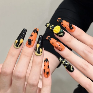 Faux ongles d'Halloween faits main avec motifs 3D de citrouille, araignée et toile