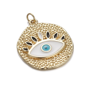 Makroansicht des goldfarbenen Evil Eye Anhängers mit blauem Emaille und Hammerstruktur