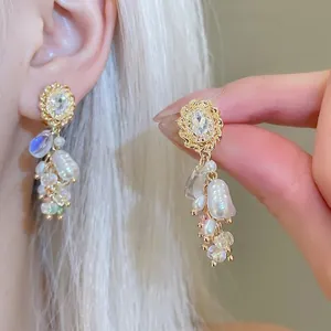 Französische Vintage-Ohrhänger mit Barockperlen und Kristallen für elegante Damen