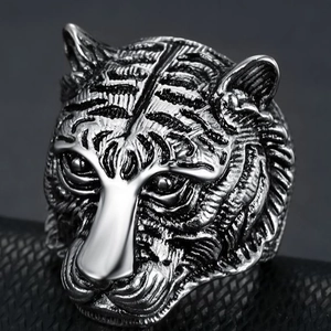 Vintage stainless steel tiger head ring with detailed realistic engraving in silver finish