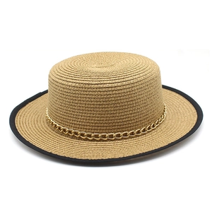 Chapeau de paille à bord noir avec chaîne dorée pour la protection solaire de plage