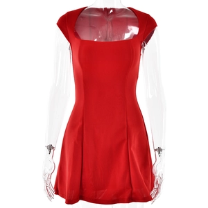 Détail d'une robe courte rouge à manches bouffantes et col carré sur mannequin