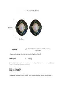 Vue détaillée de clous d'oreilles vintage avec perles sirène, émail noir et cristaux verts