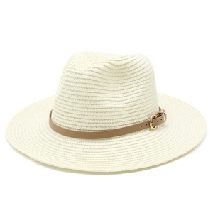 Détail d'un chapeau de paille ivoire avec ruban en cuir marron et boucle dorée élégante