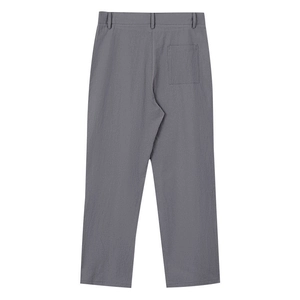 Vista posteriore dei pantaloni in lino grigio scuro con tasca posteriore e trama del tessuto