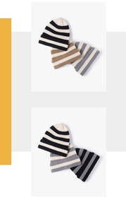Gros plan sur des bonnets d'hiver en tricot à rayures en noir, blanc et marron