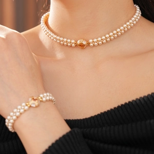 Parure de bijoux en perles à double rangée avec pendentif losange et pierres ambre