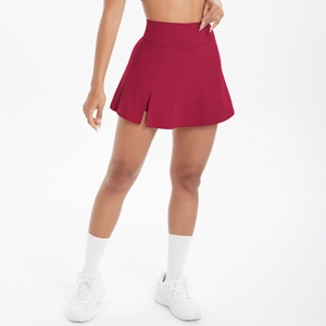 Dettaglio della gonna da tennis rossa a vita alta con spacco laterale e pantaloncini interni