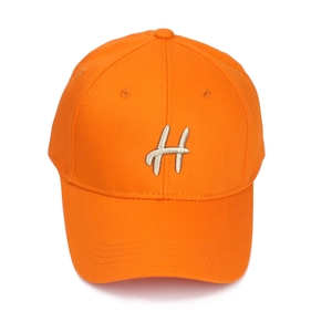 Casquette de baseball en coton orange vif avec broderie lettre H ivoire sur fond blanc