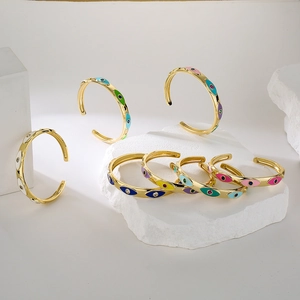 Brazaletes abiertos boho bañados en oro de 18K con esmalte de colores y circonitas