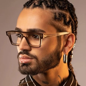 Seitenansicht eines Models mit stylischer brauner quadratischer Blaulichtfilter Brille