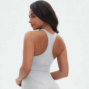 Détail du soutien-gorge de sport sans couture gris clair avec dos croisé et respirant