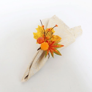 Détail du rond de serviette d'automne avec citrouilles et feuilles d'érable décoratives