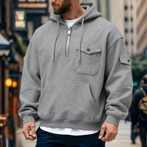 Detalle de sudadera gris para hombre con diseño multibolsillo y bolsillo frontal