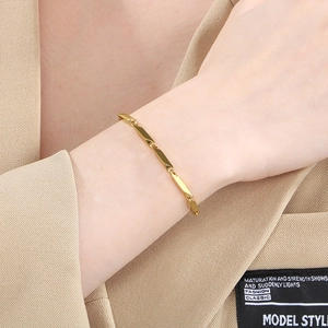 Minimalist gold-plated stainless steel geometric link bracelet worn on a woman wrist