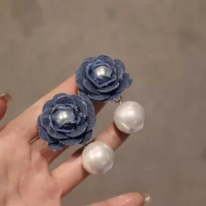 Boucles d'oreilles fleur en denim rétro avec pendentifs perles pour un look vintage