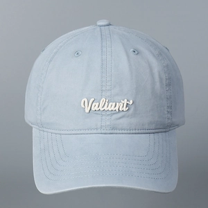 Detail van wit Valiant borduursel op de lichtblauwe katoenen baseballpet