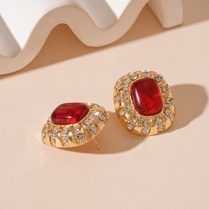 Boucles d'oreilles vintage style palais avec résine rouge et cristaux brillants