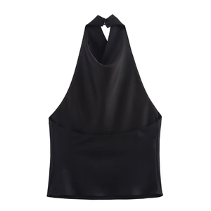 Dettaglio del top a lupetto in raso nero che mostra la trama lucida e il design aperto