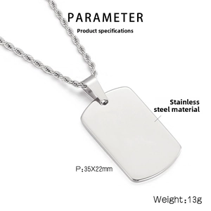 Macro d'un pendentif plaque militaire en acier poli avec dimensions 35x22mm