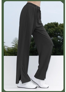 Detalle de los pantalones de yoga de cintura alta con cordón y abertura lateral