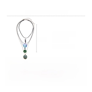 Détail du collier bohème à plusieurs rangs avec pendentif oeil bleu et anneau vert