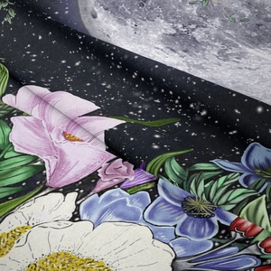 Vue macro d'un tissu textile tissé de qualité avec détails de fleurs et phases de lune