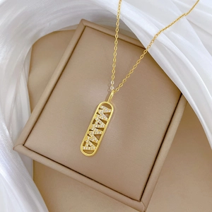 Elegante collana dorata con ciondolo MAMA e cristalli luminosi su seta bianca pura