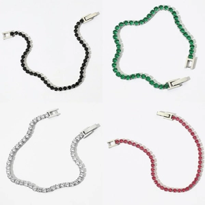 Bracelet tennis classique avec oxydes de zirconium en quatre couleurs sur fond blanc