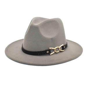 Dettaglio cappello fedora in feltro grigio con fascia in pelle nera e catena dorata