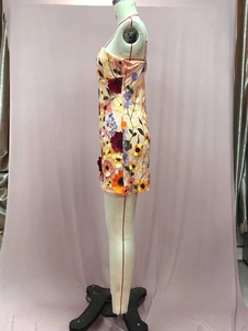 Detail von 3D-Blumenstickerei und Mesh-Nähten am apricotfarbenen Minikleid mit Reißverschluss