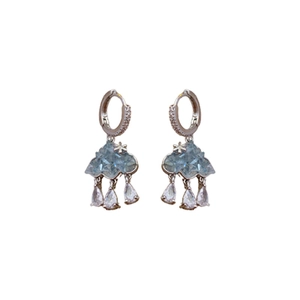 Boucles d'oreilles nuage et gouttes de pluie avec pierre bleue et zircons brillants