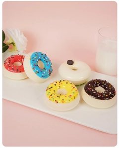 Lot de cinq beignets chocolat réalistes avec pépites colorées sur une assiette blanche