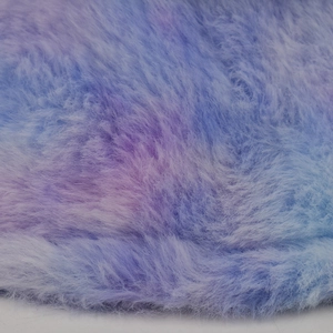 Gros plan sur la fausse fourrure douce dégradée bleu et violet de ce bob d'hiver