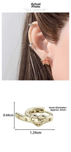 Detailaufnahme der goldenen Herz-Ohrklemme mit Zirkonia-Inlay und Produktabmessungen