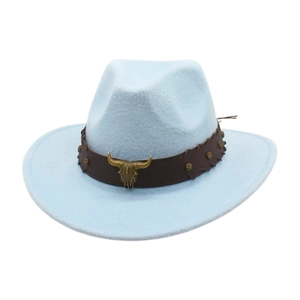 Hellblauer Cowboyhut aus Filz mit beschlagenem Lederband und Stierkopf-Metalldetail am Hut