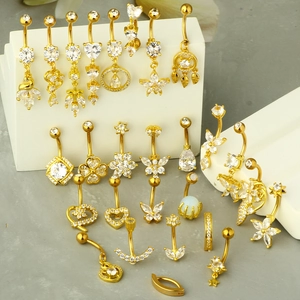 Goldene Bauchnabelpiercings mit Zirkonia-Herz und Stern auf weißem Schmuckständer