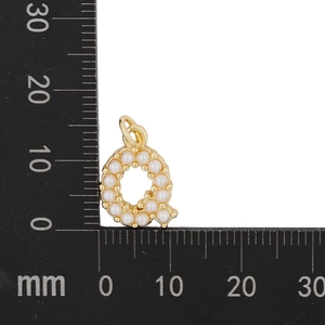 Detailed size measurement of golden letter Q pendant with pearls showing 18mm height